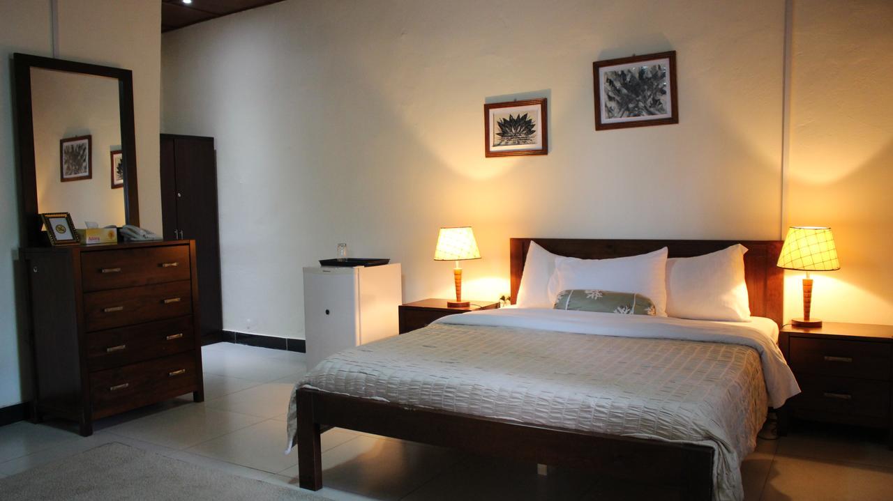 Embassy Suites Hotel Monrovia Exterior foto